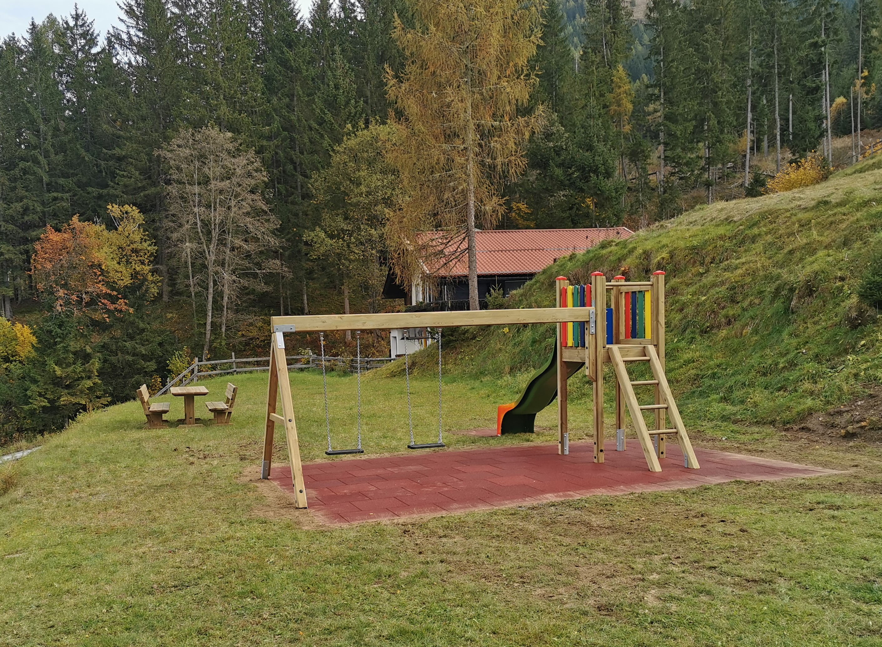 Spielwiese mit Sitzplatz für die Eltern